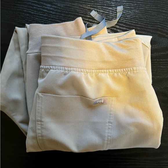 FIGS Catarina - Zamora Set in Latte size Large - Picture 2 of 3